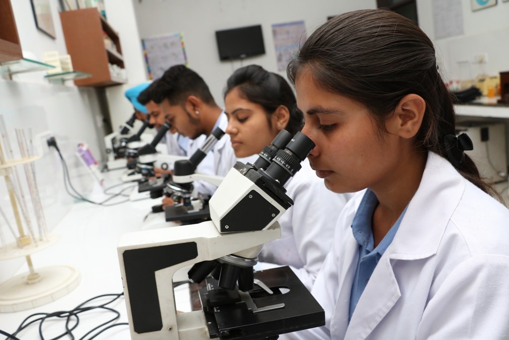  Diploma in Medical Laboratory Technology ( DMLT)
